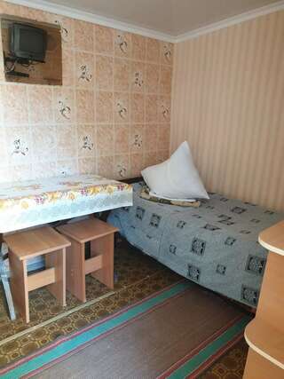 Гостевой дом Okay Кирилловка Стандартный двухместный номер с 2 отдельными кроватями и общей ванной комнатой-3